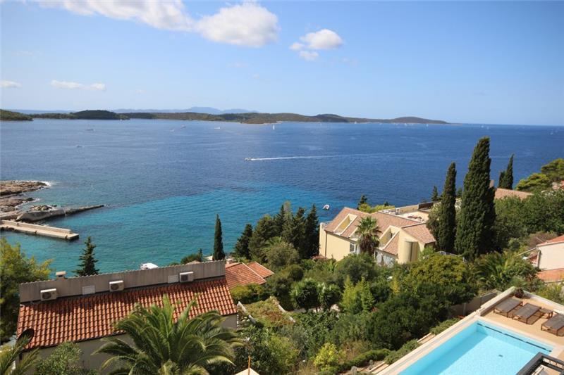 Sea-view villa in Hvar Town, photograph 8