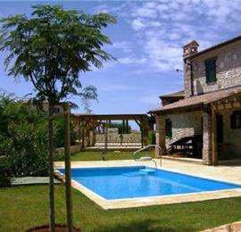 4 bedroom Villa with Pool in Barat, Sleeps 8
