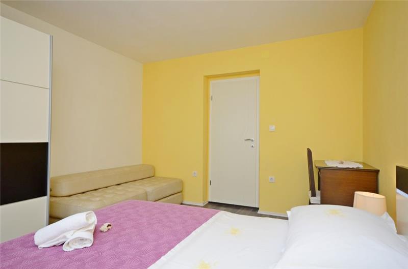 4 Bedroom Apartment near Jelsa, sleeps 8-9