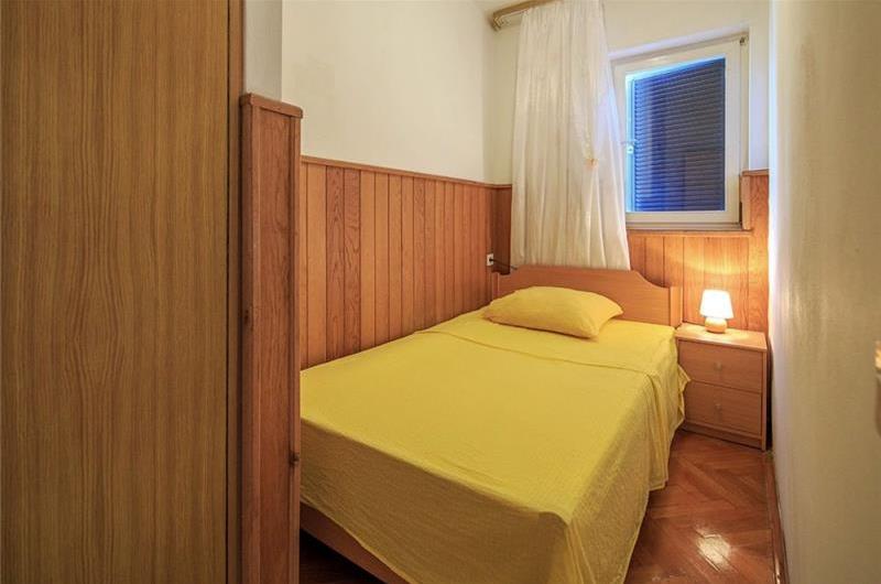 4 Bedroom Beachfront Villa with Pool in Seget Vranjica, sleeps 9