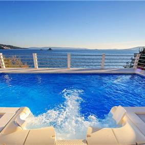 4 Bedroom Beachfront Villa with Pool in Seget Vranjica, sleeps 9