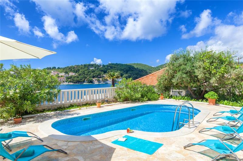 Sea-view villa in Sumartin, photograph 1