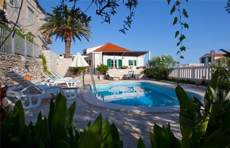 Sea-view villa in Sumartin, photograph 2