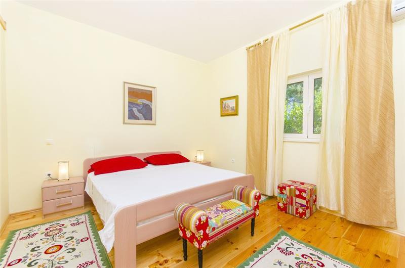 Beachfront villa in Vela Luka, photograph 12