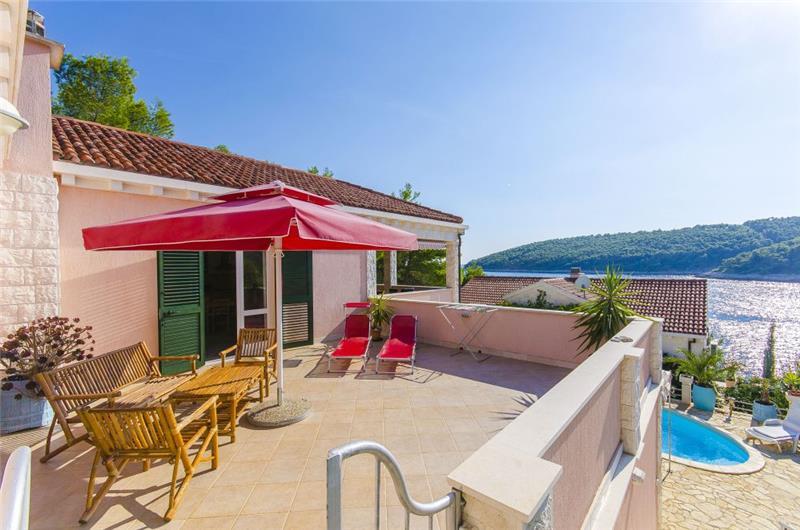Beachfront villa in Vela Luka, photograph 2