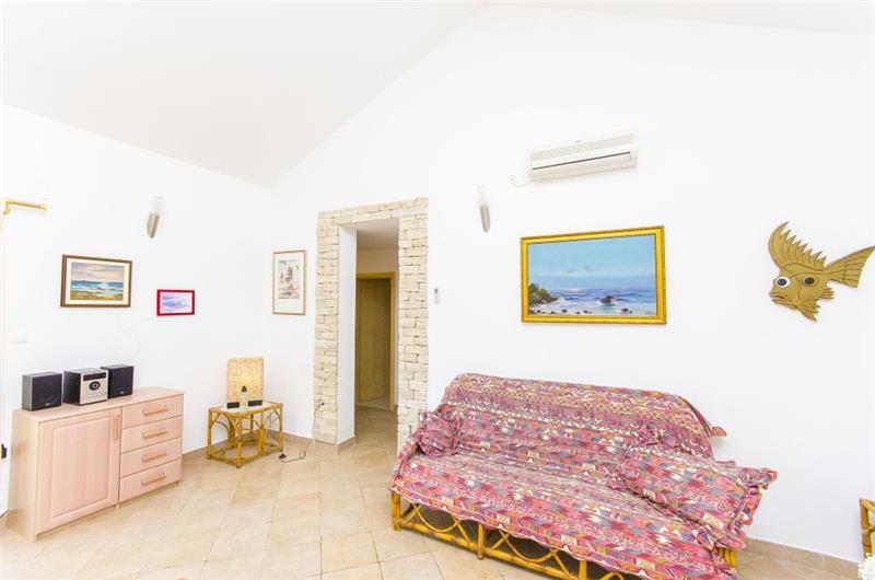 Beachfront villa in Vela Luka, photograph 11