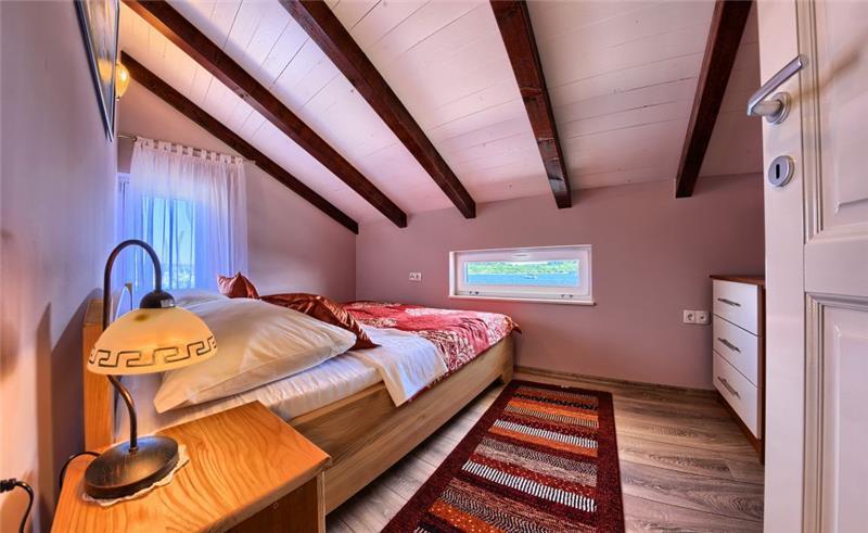 4 Bedroom Beachfront Villa with Pool on Ciovo Island, sleeps 8