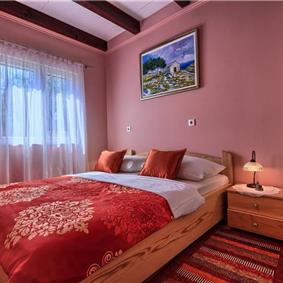 4 Bedroom Beachfront Villa with Pool on Ciovo Island, sleeps 8