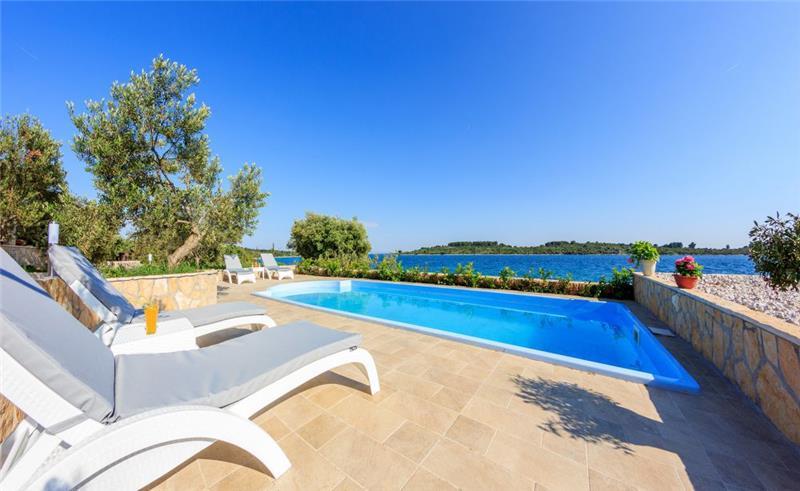 Beachfront villa in Ciovo, photograph 2