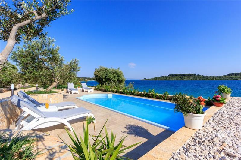 Beachfront villa in Ciovo, photograph 1