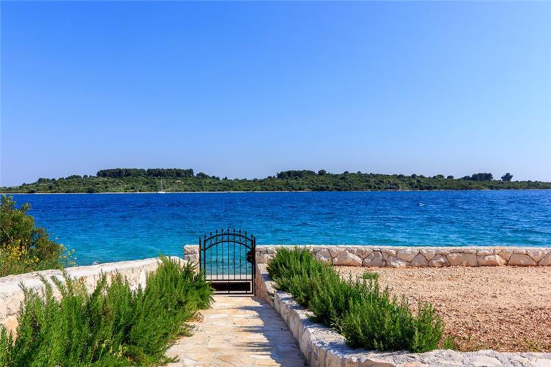 Beachfront villa in Ciovo, photograph 3