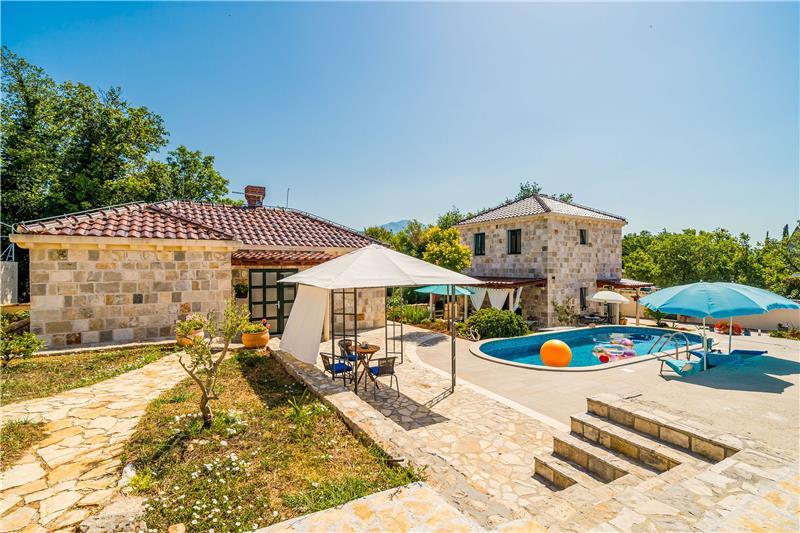 Villa in Mocici, photograph 1