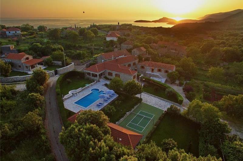 4 Bedroom Villa with Pool and Badminton Court near Molunat, sleeps 8