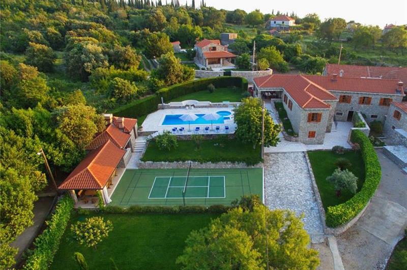 4 Bedroom Villa with Pool and Badminton Court near Molunat, sleeps 8
