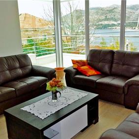 4 Bedroom Luxury Villa with Pool in Gruz-Lapad, Sleeps 8-10