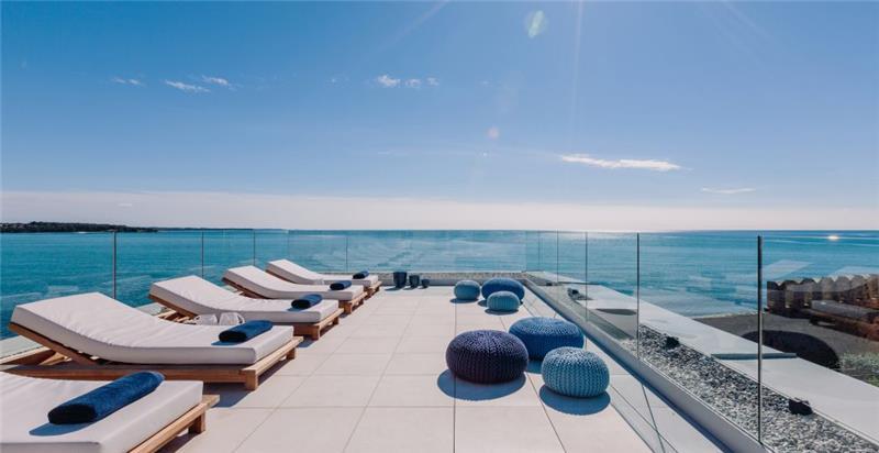 Beachfront villa in Novigrad, photograph 1
