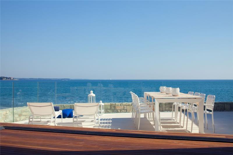 Beachfront villa in Novigrad, photograph 4