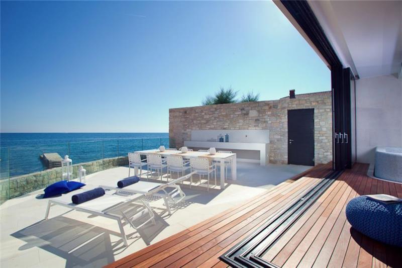 Beachfront villa in Novigrad, photograph 5