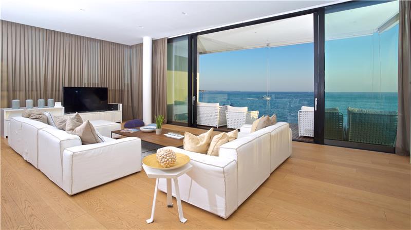 Beachfront villa in Novigrad, photograph 16