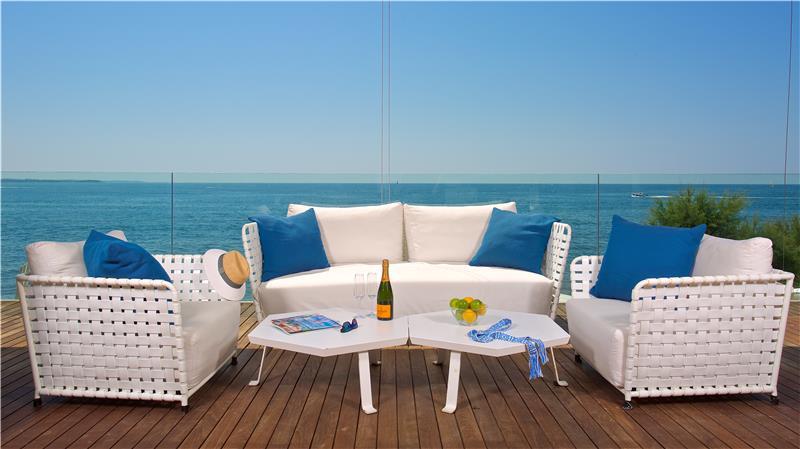Beachfront villa in Novigrad, photograph 3