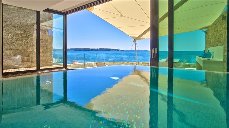 Beachfront villa in Novigrad, photograph 2