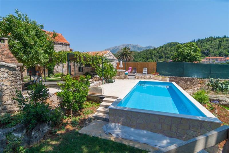 Villa in Popovici, photograph 1