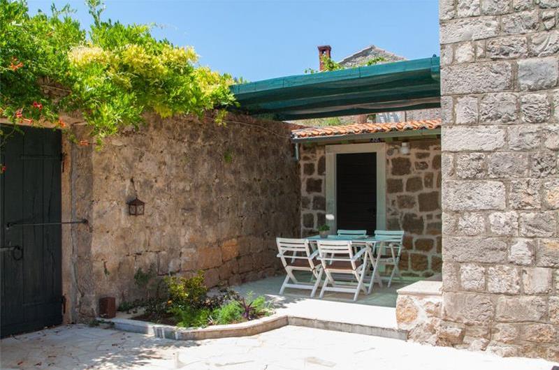 3 bedroom Villa with separate guest house and Pool, nr Dubrovnik, Sleeps 8