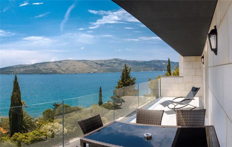 Sea-view villa in Seget Vranjica, photograph 5