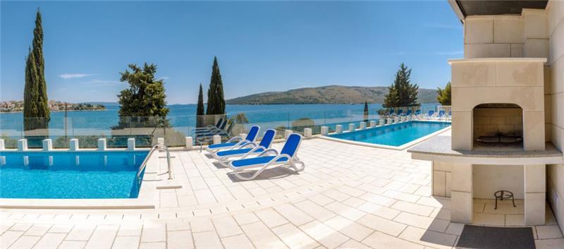 Sea-view villa in Seget Vranjica, photograph 3
