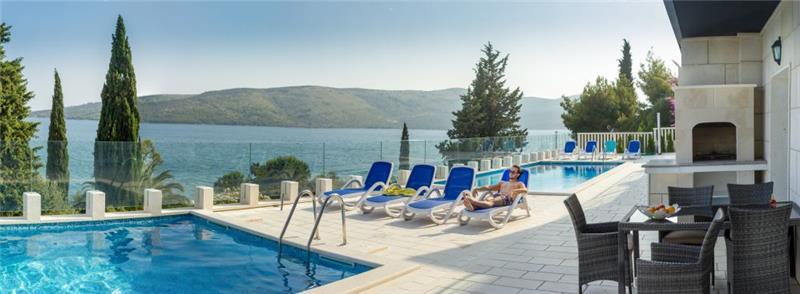 Sea-view villa in Seget Vranjica, photograph 2