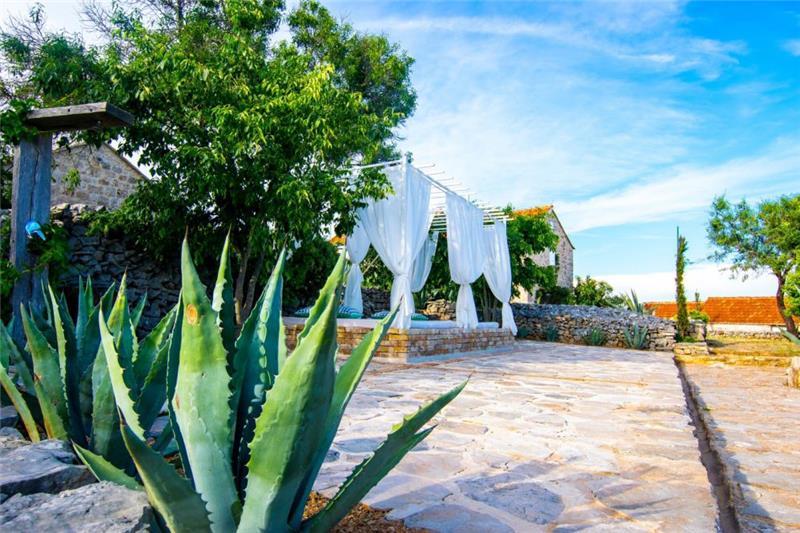 Sea-view villa in Jelsa, photograph 5