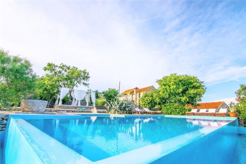 Sea-view villa in Jelsa, photograph 4