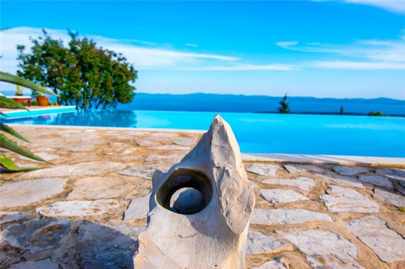 Sea-view villa in Jelsa, photograph 1