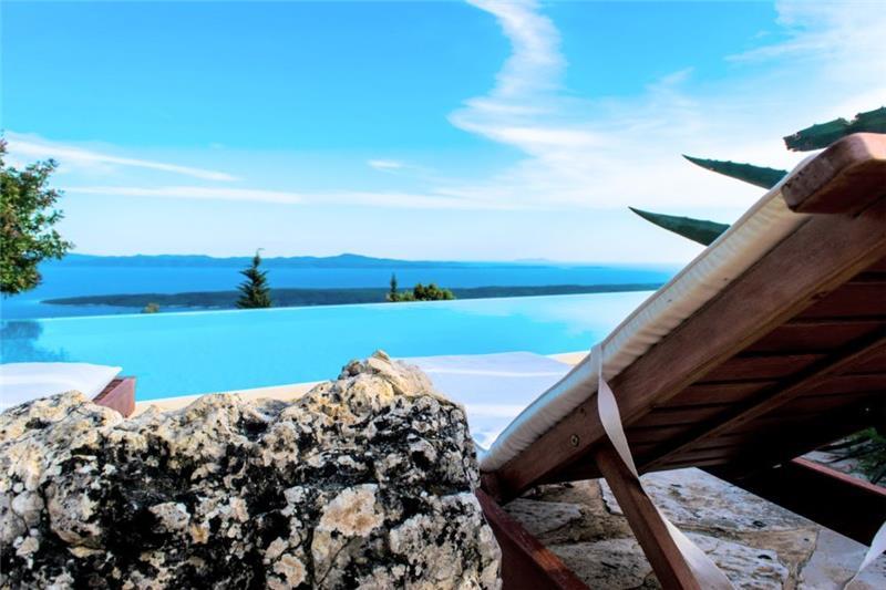 Sea-view villa in Jelsa, photograph 2