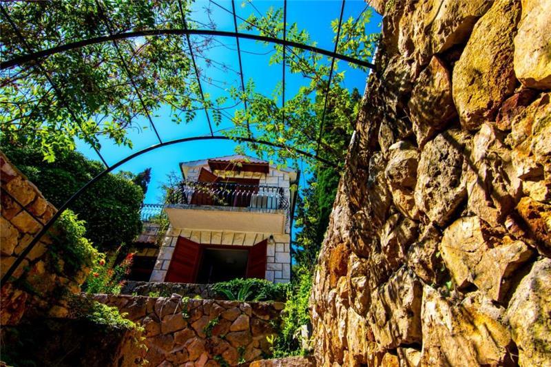 Beachfront villa in Jelsa, photograph 9