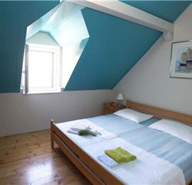 2 Bedroom Seaside Villa in Pucisca, sleeps 3-5
