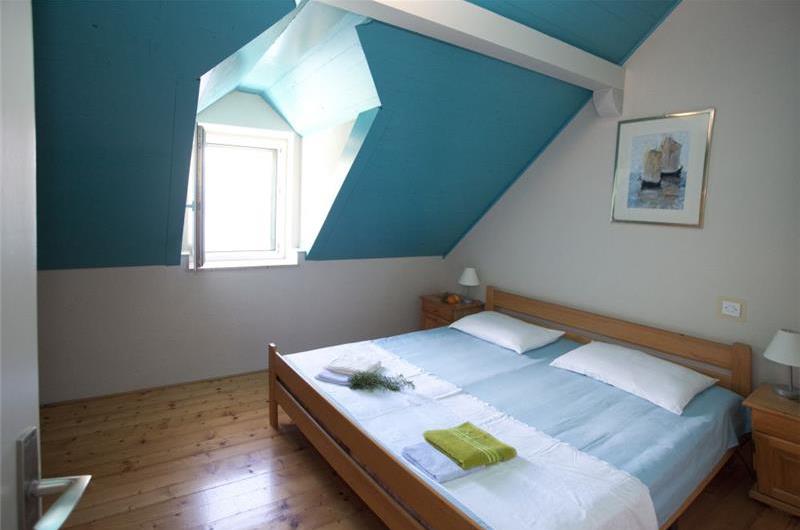 2 Bedroom Seaside Villa in Pucisca, sleeps 3-5