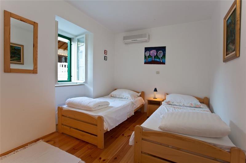 Beachfront villa in Sumartin, photograph 10
