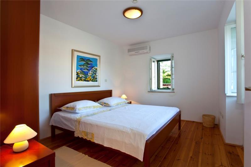 Beachfront villa in Sumartin, photograph 7