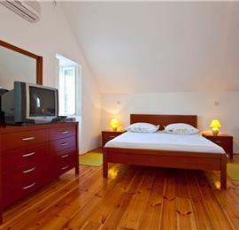 3 Bedroom Villa in Sumartin with Pool, Sleeps 6-8