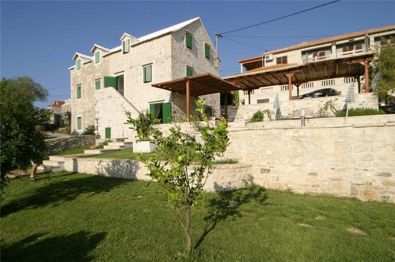 Beachfront villa in Sumartin, photograph 4
