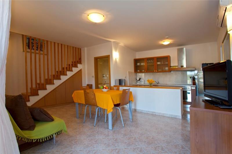 Beachfront villa in Sumartin, photograph 6