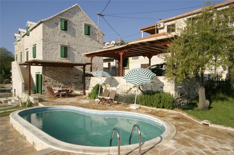 Beachfront villa in Sumartin, photograph 3