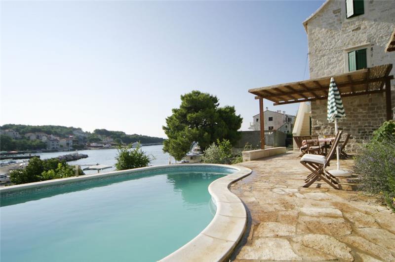Beachfront villa in Sumartin, photograph 16