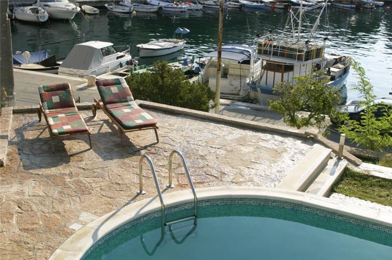 Beachfront villa in Sumartin, photograph 20