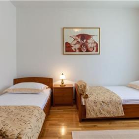 4 Bedroom Seaside Villa with Gated Pool in Sumartin, sleeps 8-10