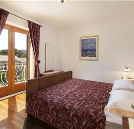 4 Bedroom Seaside Villa with Gated Pool in Sumartin, sleeps 8-10