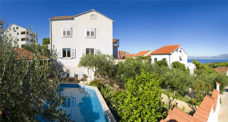Sea-view villa in Supetar, photograph 5