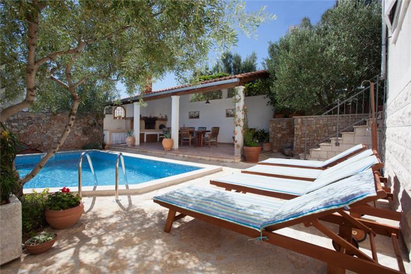 Sea-view villa in Supetar, photograph 1