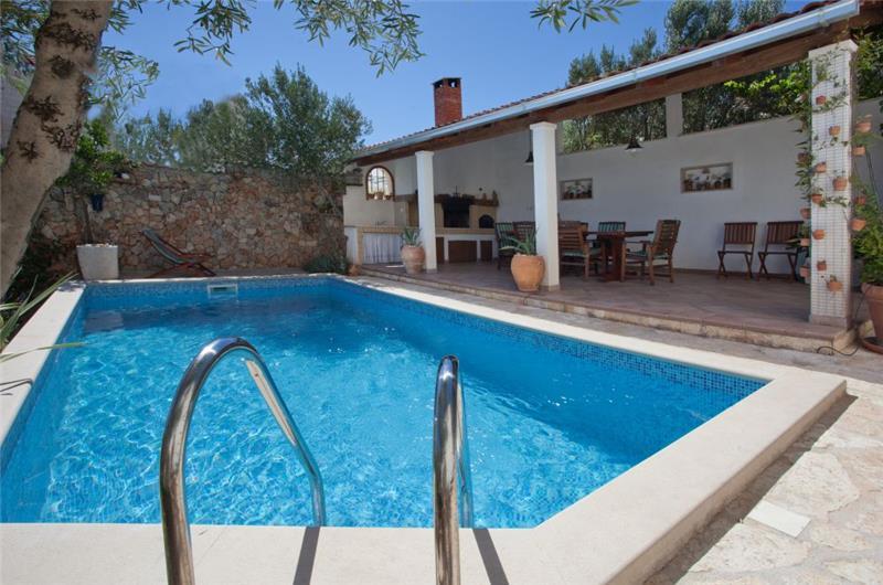 Sea-view villa in Supetar, photograph 2